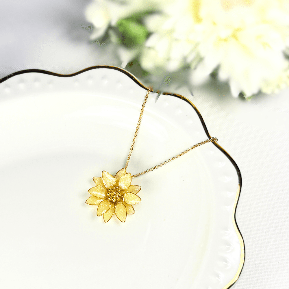 【ひまわりネックレス】レジン×ワイヤー／ニッケルフリー／夏アクセサリー／キラキラ輝く／揺れる／受注製作 | 6枚目